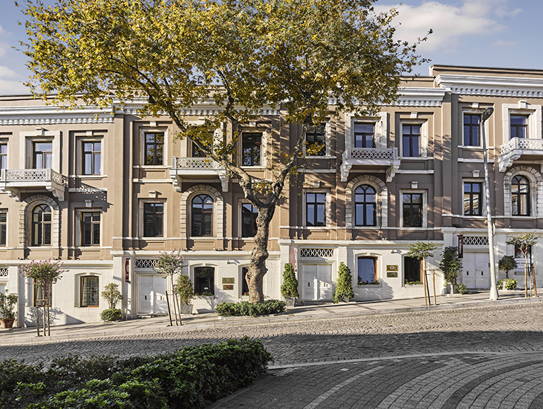 AKARETLER SIRAEVLER, SANATIN YAZ BULU�MASINA EV SAH�PL��� YAPIYOR